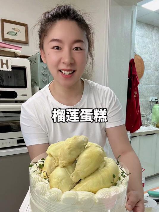 又到了家庭大聚会的时候啦!大家点名要吃榴莲蛋糕～