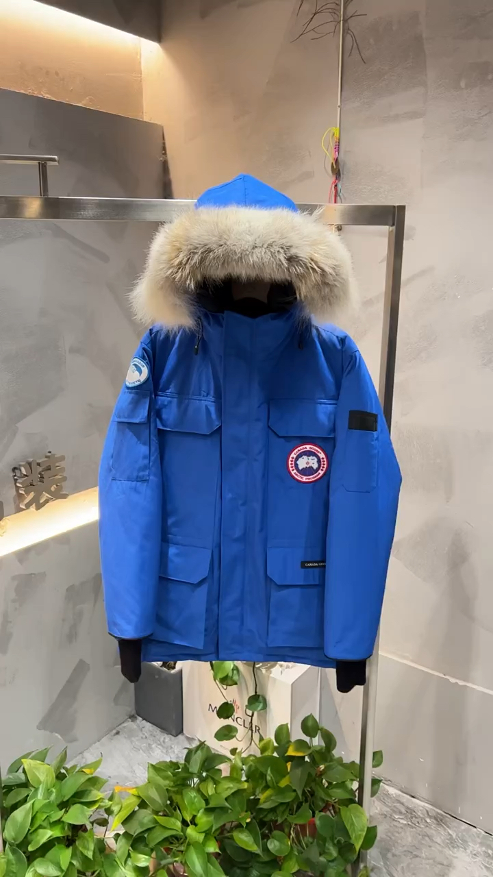 大鹅男士情侣款狼毛领羽绒服外套,锁温保暖十足,时尚大方