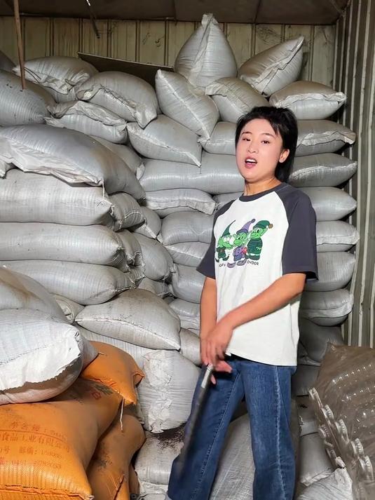 这个星期收了3万多斤黑菜籽,已经榨好2万多斤了