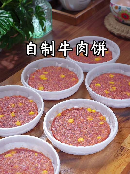 这个二合一的压肉饼模具可太实用了,肉饼 馅饼 面饼都能压,还能压饺子皮,都很实用~