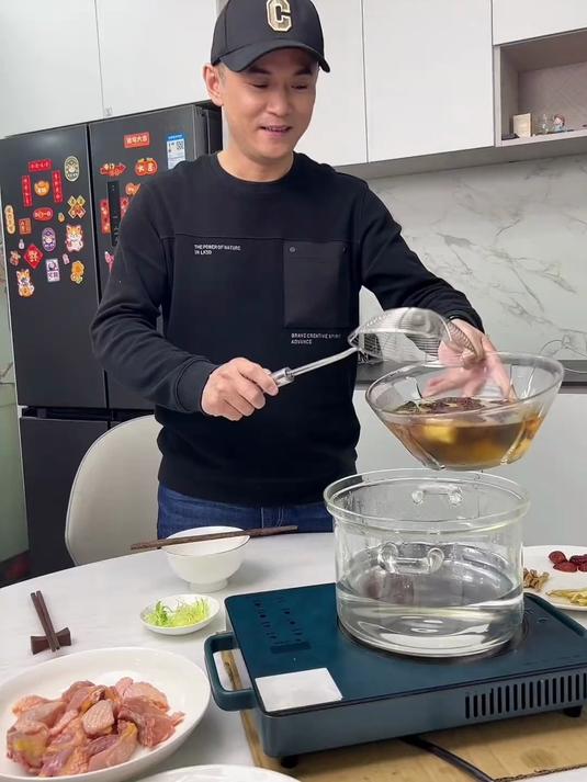 羊肚菌鸡肉打边炉火锅，一口一个鲜的滋味让我乐开怀了