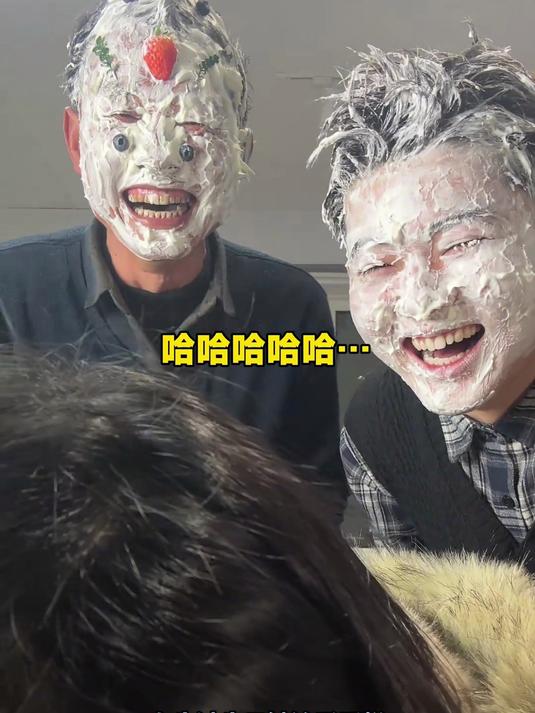 女生过生日被涂了蛋糕，网友：蛋糕都来安慰你了，你爸你哥都没来