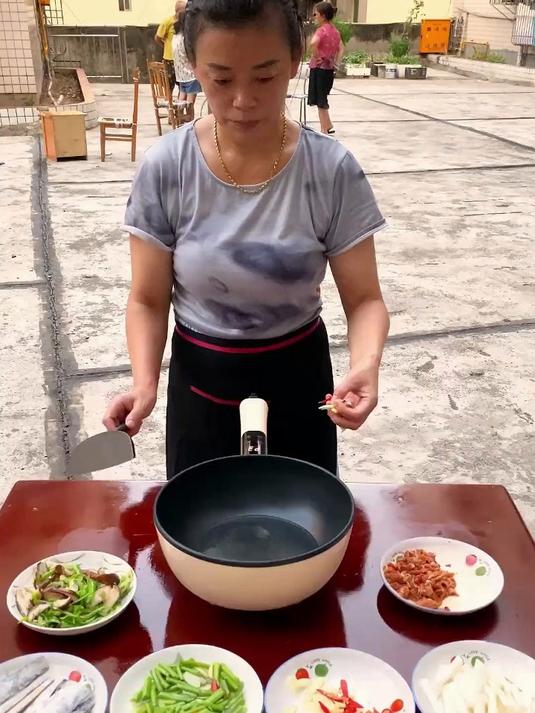 很实用的电炒锅，不用电磁炉不用燃气灶，随时爆炒慢炖都可以