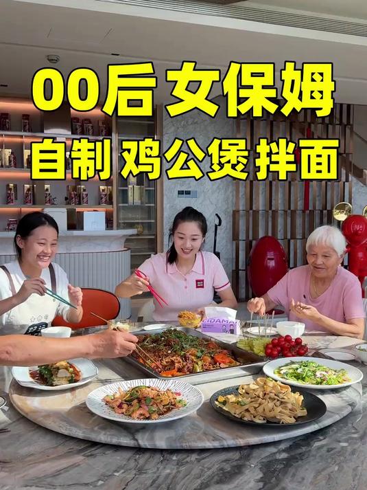 00后女保姆自制鸡公煲拌面,小红今天做的鸡公煲,很好吃