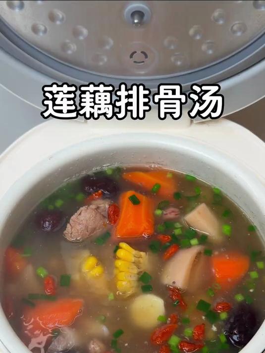 冬天太适合煲这个莲藕玉米排骨汤了，排骨软烂入味
