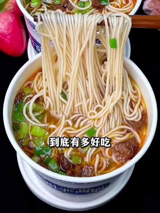 桶装兰州拉面加青菜煮!辣油爆香渗进面里,吸溜一口超够味