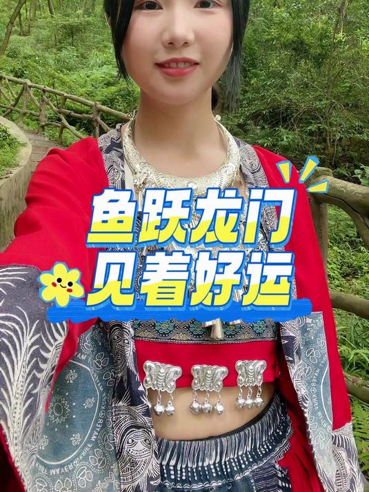 西湖鱼跃龙门！千万次起跳换一次腾空，今日好运分给你！素材来源@上有天堂 下有苏杭oye