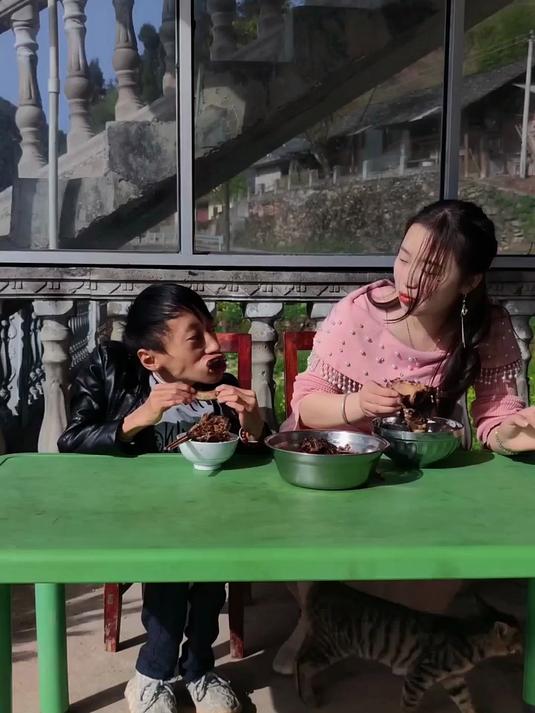 今天搓营养球种玉米，媳妇肚子饿了，回来给媳妇做了个党参排骨汤