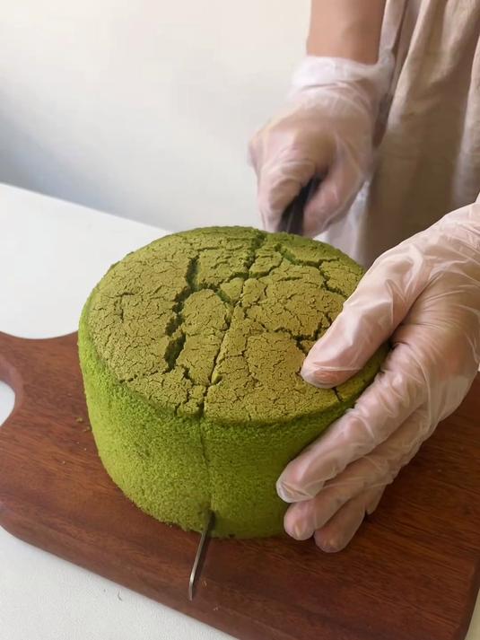 不消泡,不回缩,不塌腰的抹茶戚风蛋糕,口感很细腻,组织均匀