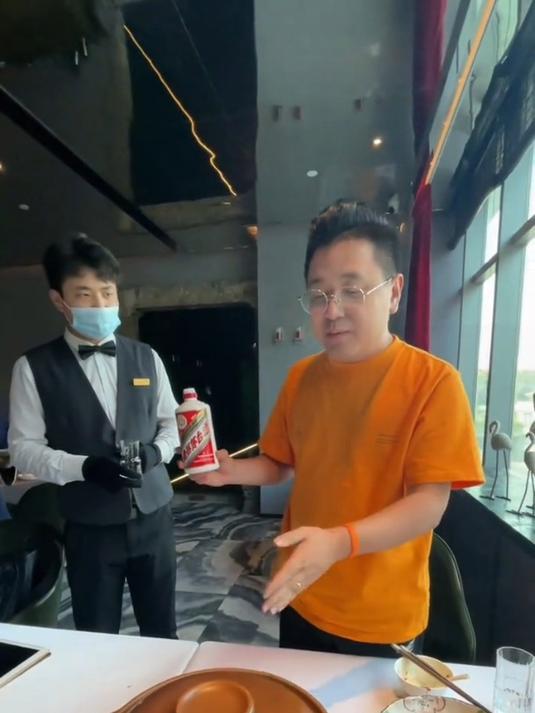 茅台酒浇在甲鱼盖 这是什么搭配?
