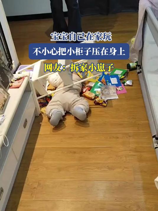 大哥来小吃店里吃饺子，还给猫咪放视频看解闷，网友：这是宠物动画片
