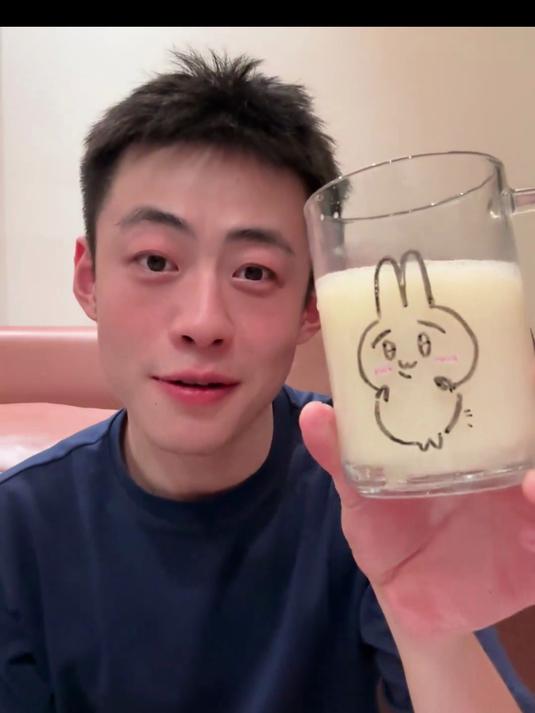 我们疲惫 我们碰杯 我们别去管别人的是与非