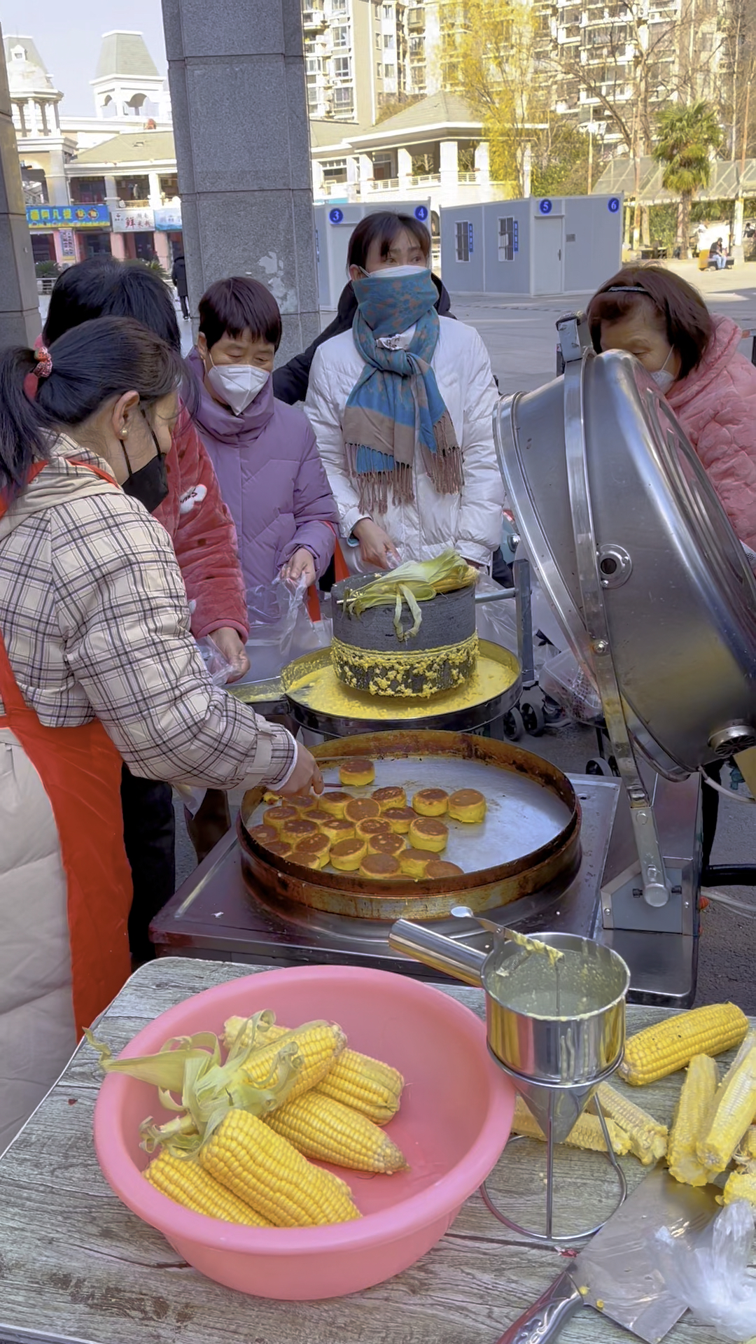 玉米500克,牛奶80克,鸡蛋2个,酵母10克,面粉500克,吉士粉30克,木薯500克,