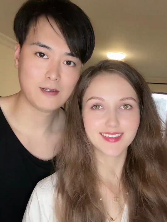 中俄夫妻的30岁人生菜谱是东北铁锅炖