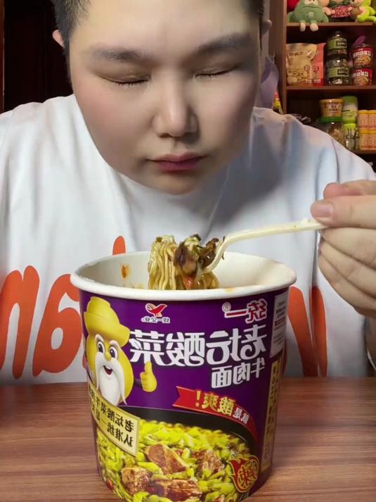 #有人模仿我的面 @统一老坛酸菜牛肉面