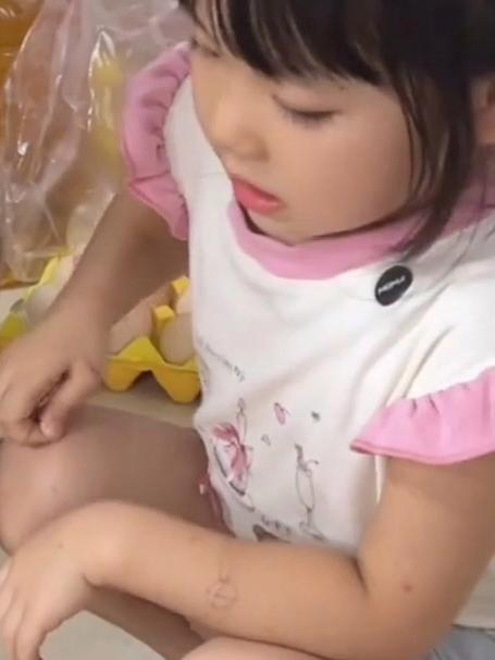 4岁宝宝帮妈妈打鸡蛋,单手打蛋技术比妈妈还熟练