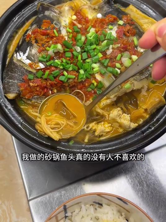 剁椒鱼头做法,这样做肉质特别细嫩,汤底鲜辣开胃,特别好吃
