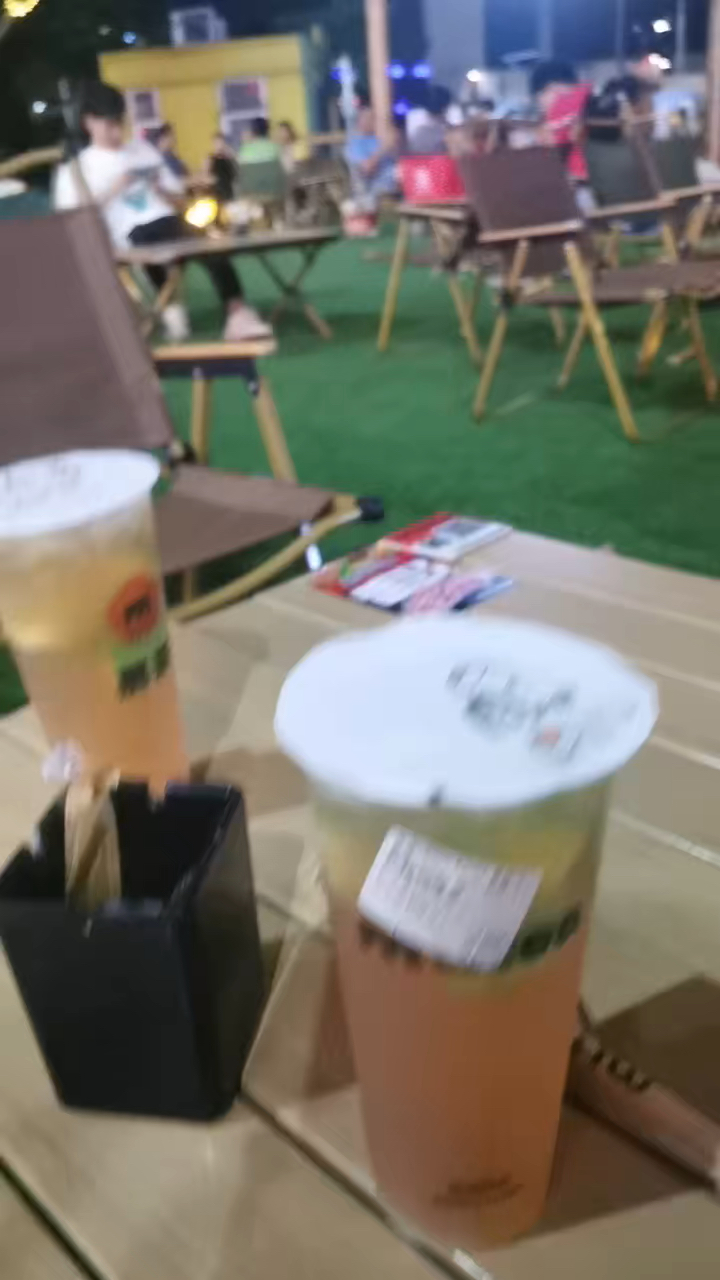 晚上出来喝喝奶茶,也是很惬意的