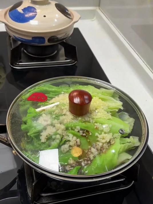 在家这样做蒜蓉生菜 味道很不错快来试试吧