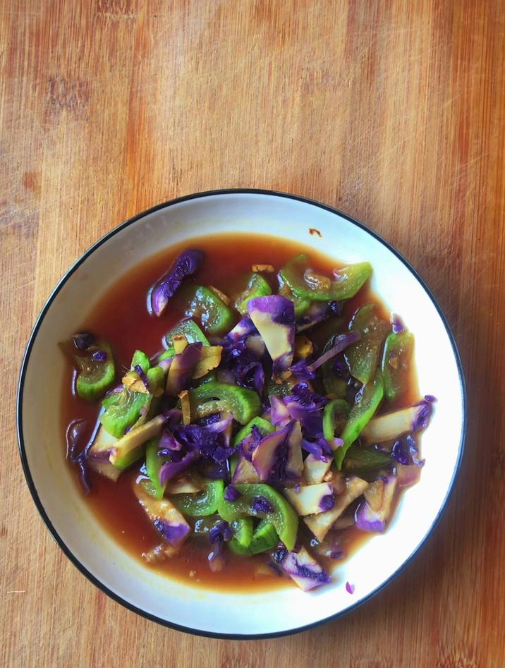 丝瓜和什么搭配好吃,和紫甘蓝搭配好吃