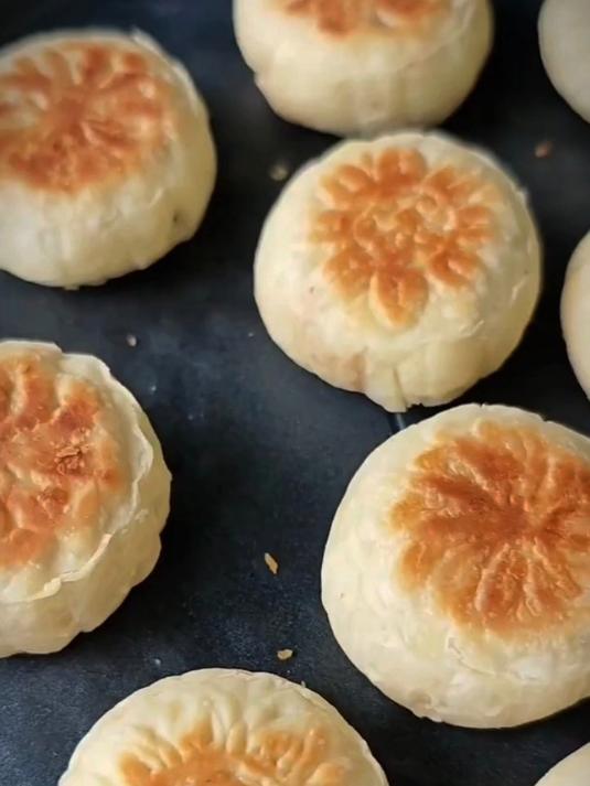 这是最近比较火的酥皮月饼,中秋节可以给家人做