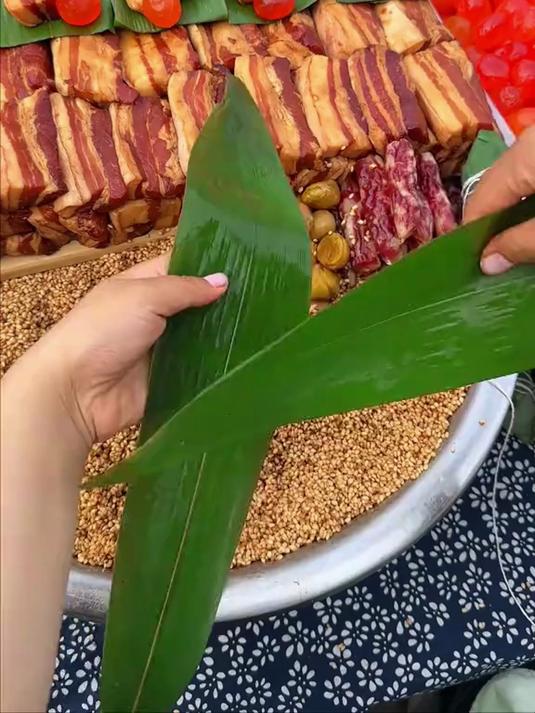 救命啊,到底是谁发明的蛋黄肉粽呀,糯米软糯能拉丝,香到溢出来