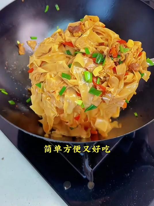 大姑炒了几个家常菜,尤其是这道腊肉炒豆皮,怎么吃都吃不腻!