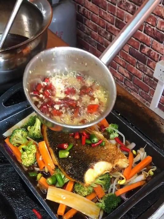 小份烤鱼需要门面吗？推车+三件套就能开干，低成本启动！