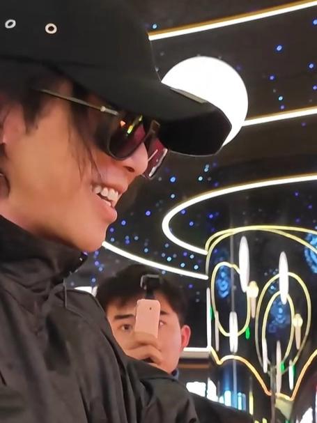 小姐姐在烤匠过生日，华晨宇亲自送上生日蛋糕 太幸福了