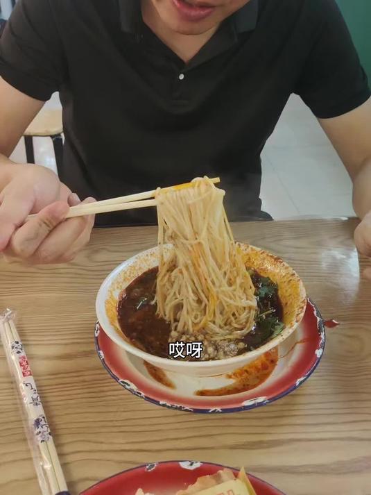 西安纺织城,花10元来个肉夹馍和麻辣肉酱米线,肉香汤麻,太爽了