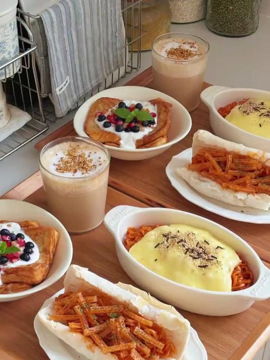 宅家做丰盛的下午茶和闺蜜一起追剧啦～