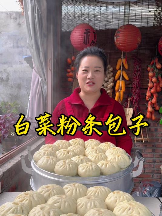 朵朵今天做的白菜粉条肉馅包子，皮薄馅大，简单好做又好吃