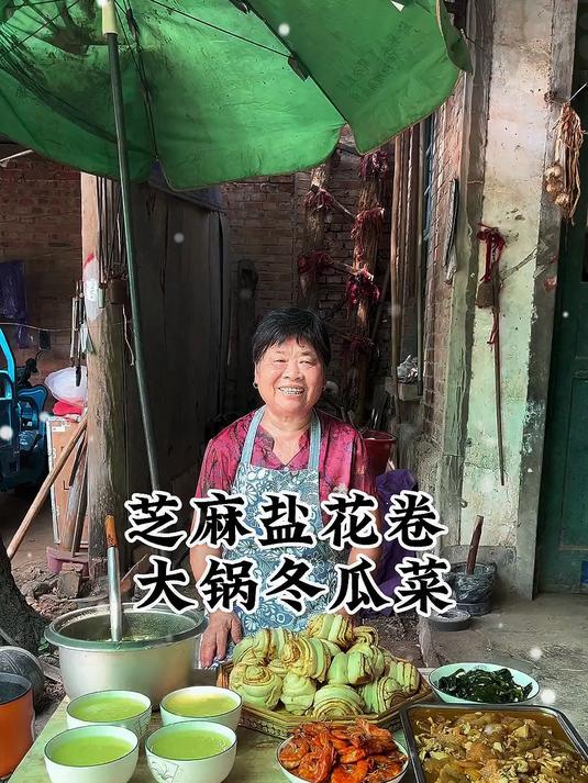 今天奶奶做的早餐店牛肉盒配上酸辣汤.