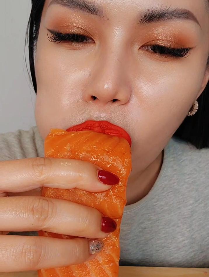 国外都是如何花式吃三文鱼的,这种吃法还真是不多见