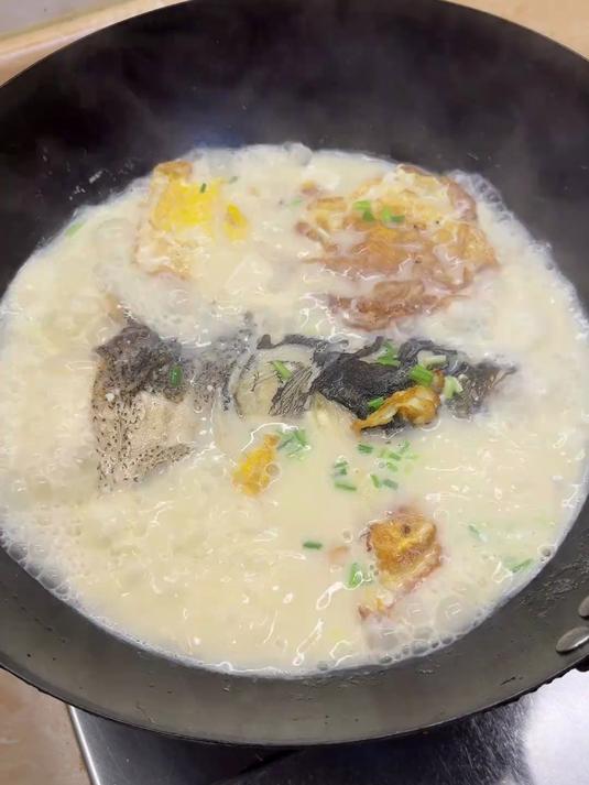 牛奶一样白的鱼头豆腐汤，味道特别鲜美营养健康还没有腥味