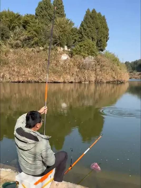 佳钓尼鲫鱼竿:超轻超硬 好用到爆 渔具必选