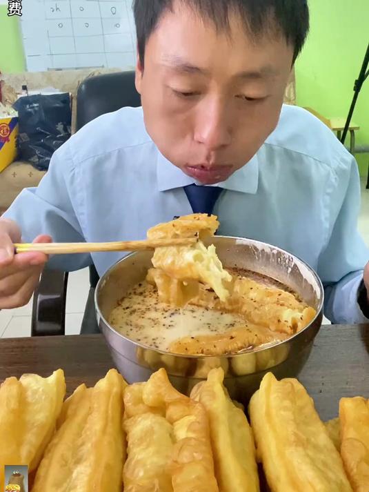 小张老师下班不想做饭吃20根大油条泡豆浆！