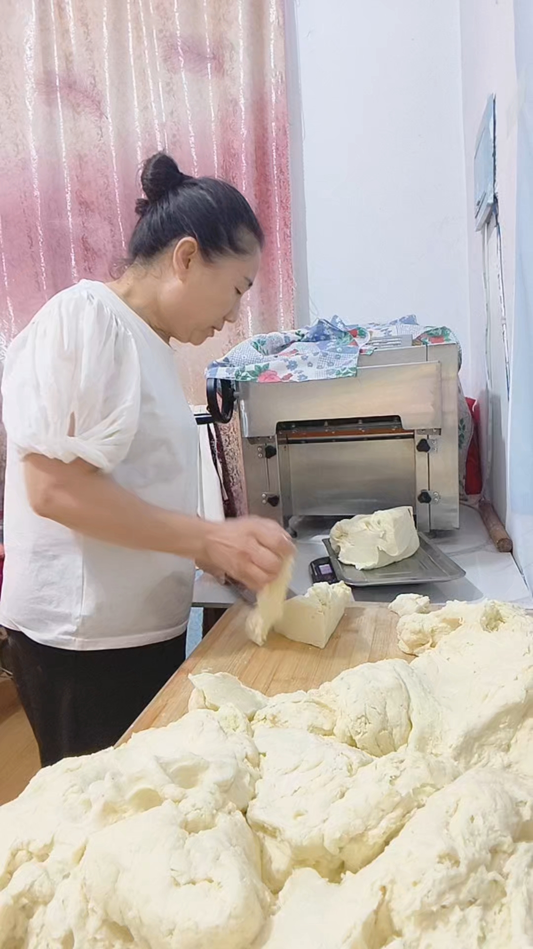 早餐店蒸肉包子,用和面机和面,用压面机压面,早餐不累