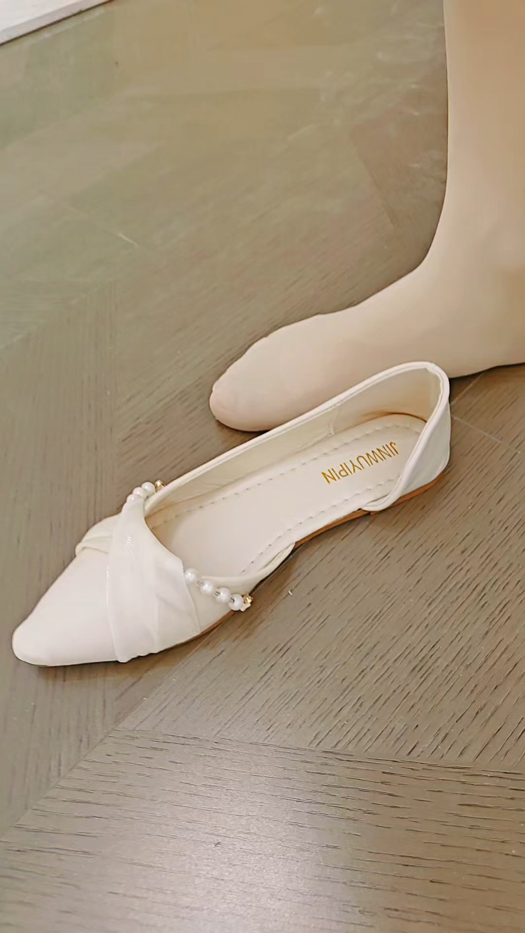 平底鞋和厚肉色丝袜