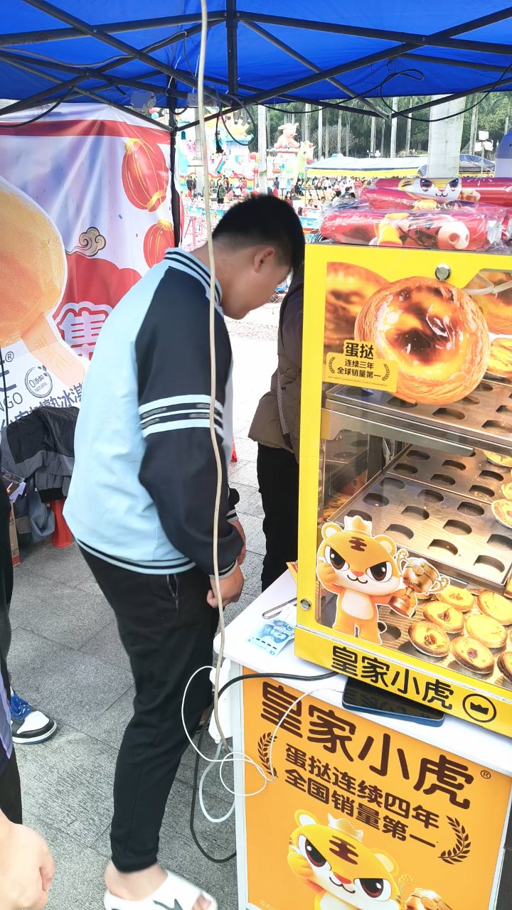 16岁少年摆摊追梦,蛋糕烤肠香飘街头