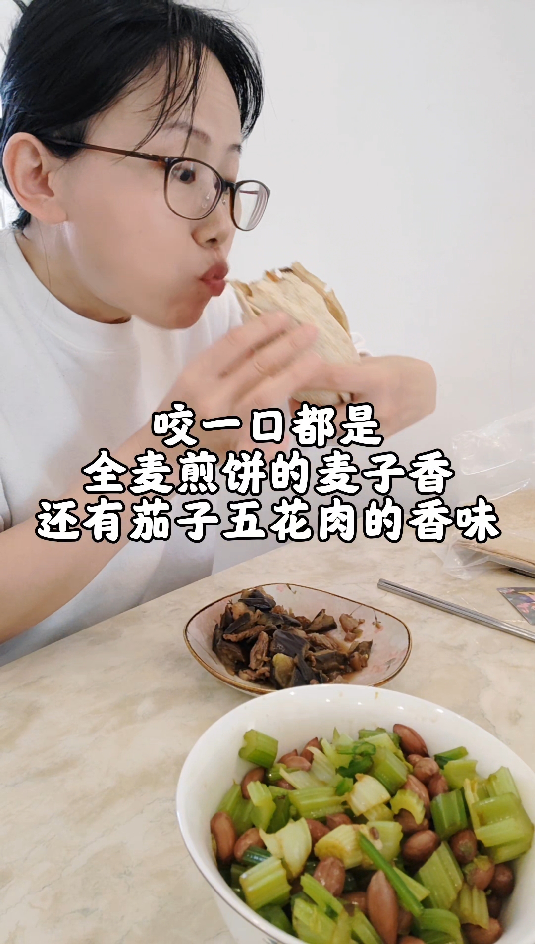 #美味嘎嘎香 #临沂煎饼卷万物 煎饼卷面包麻花