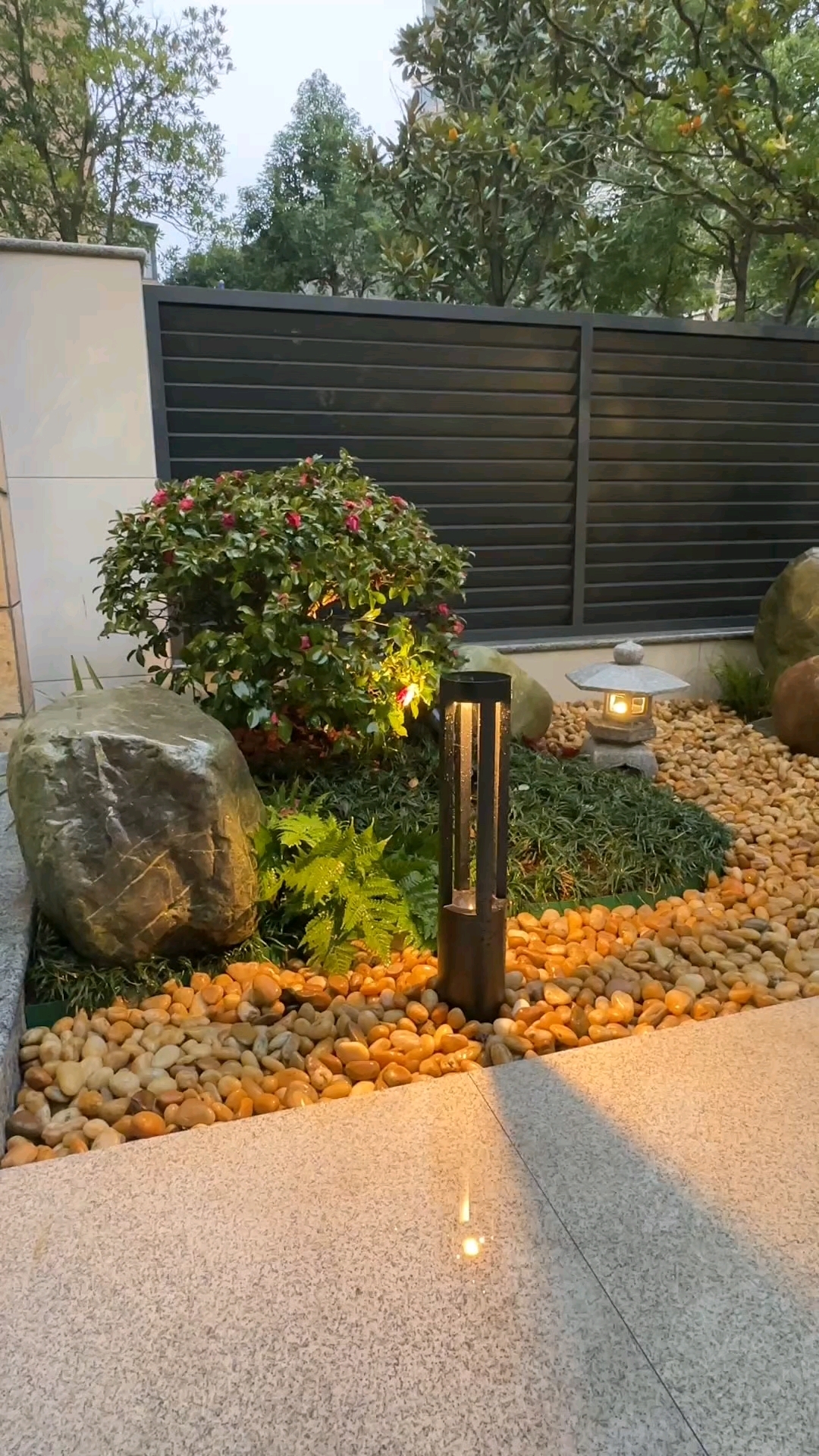 在这个慵懒的午后，忽然发现少了一张方便用下午茶的桌子#花园设