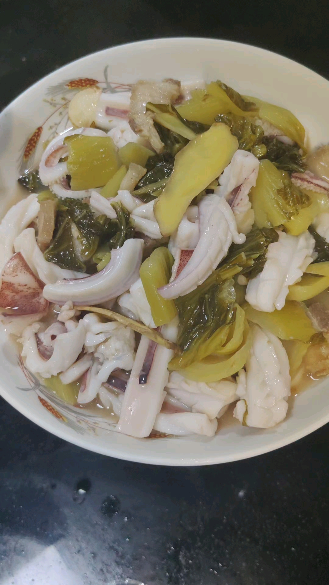 酸菜炒鱿鱼#关注我,一起学做菜。