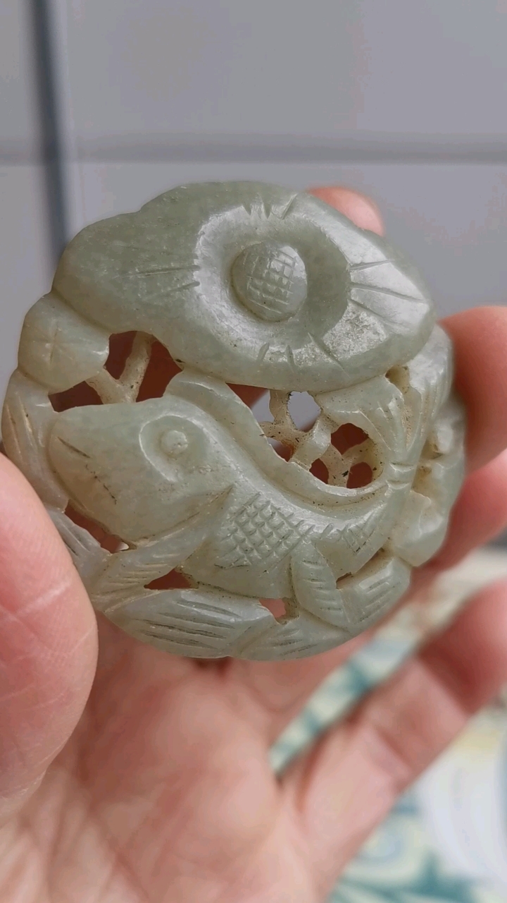 明代和田白玉雕荷花鱼纹图带板赏析