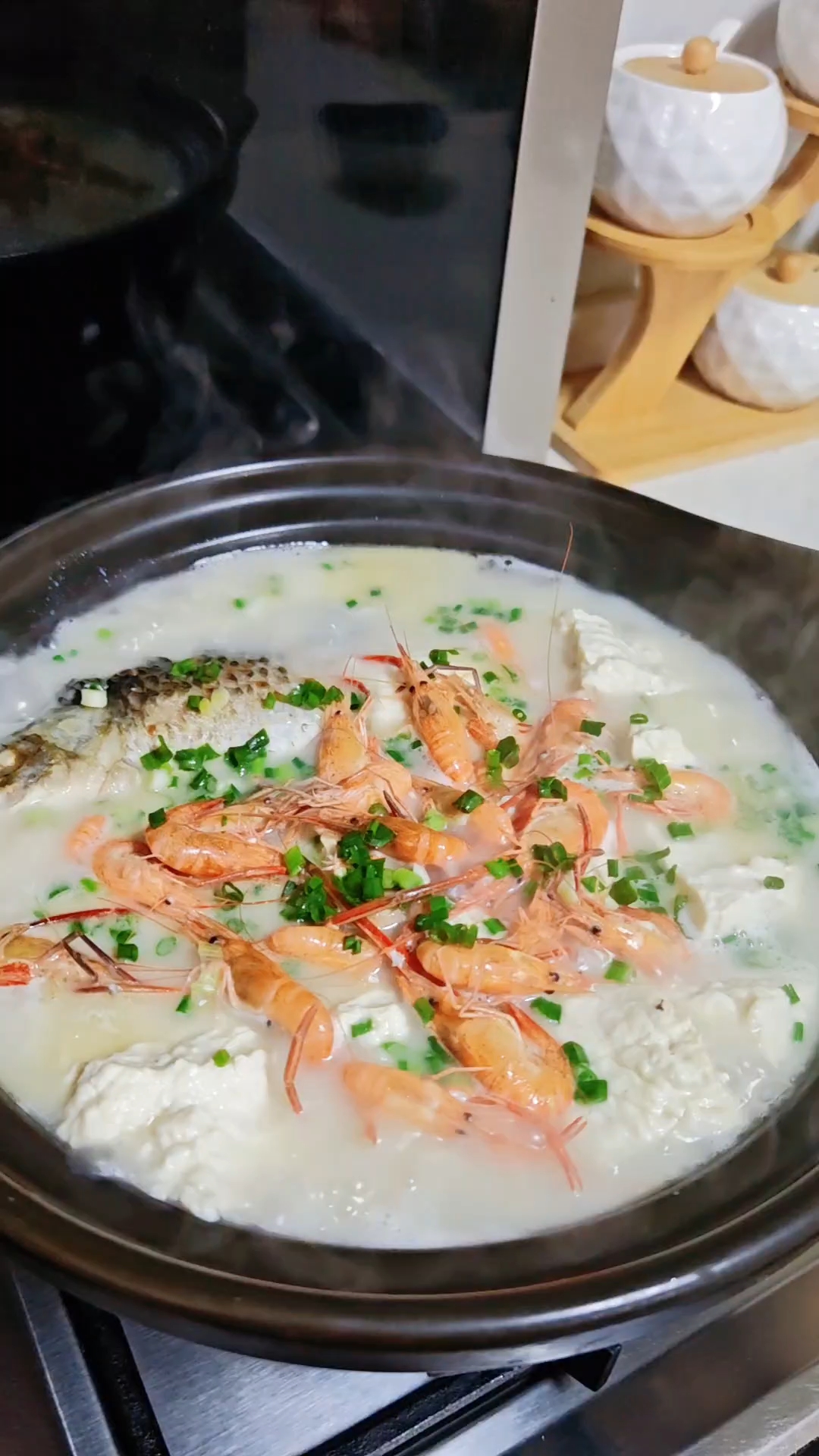 柴火豆腐鲫鱼汤,豆腐吸饱汤汁,嗲