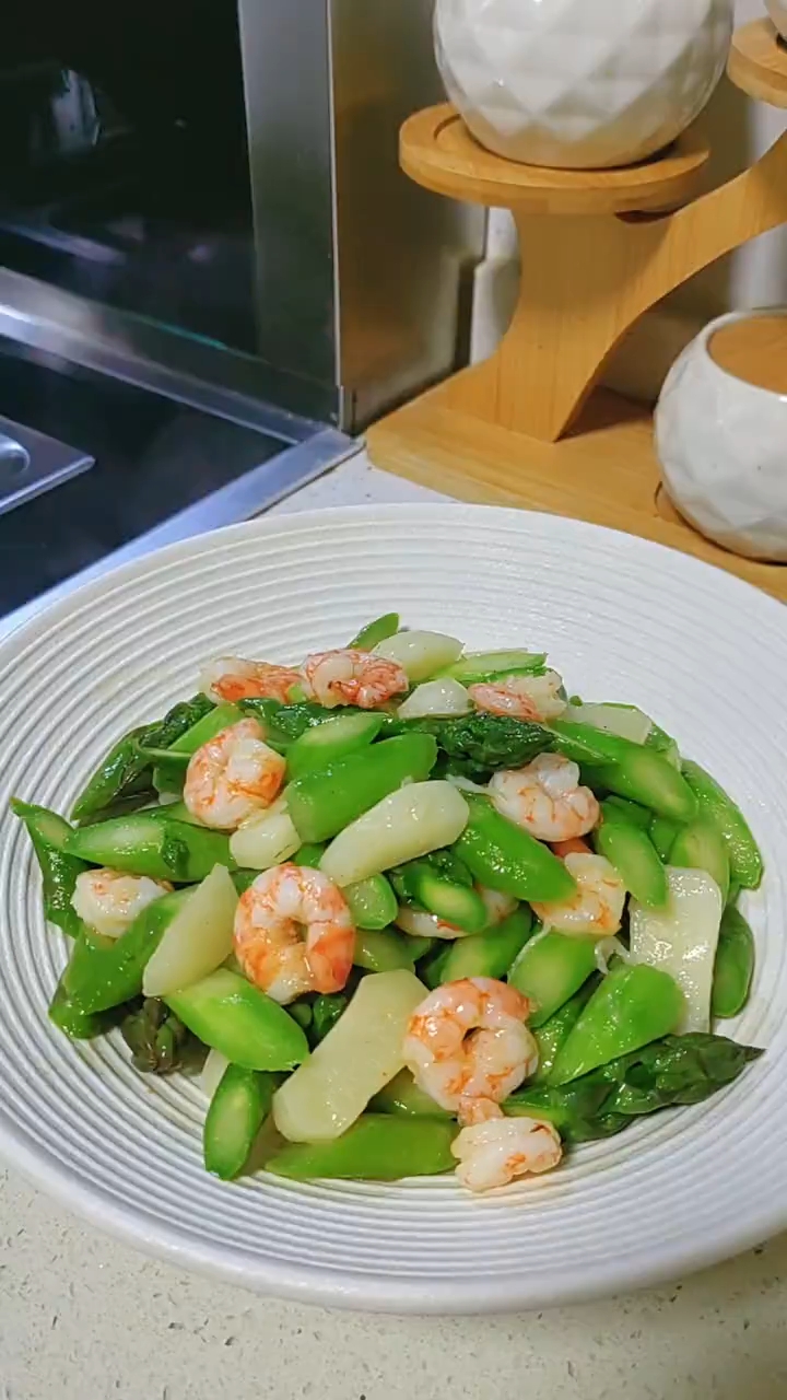 芦笋马蹄搭配虾仁,好吃