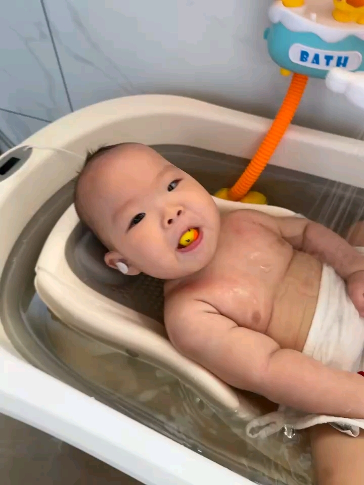 崽崽: 这就是盐水鸭幼崽? 哎呀呀,哎呀呀哈～味道还可以。