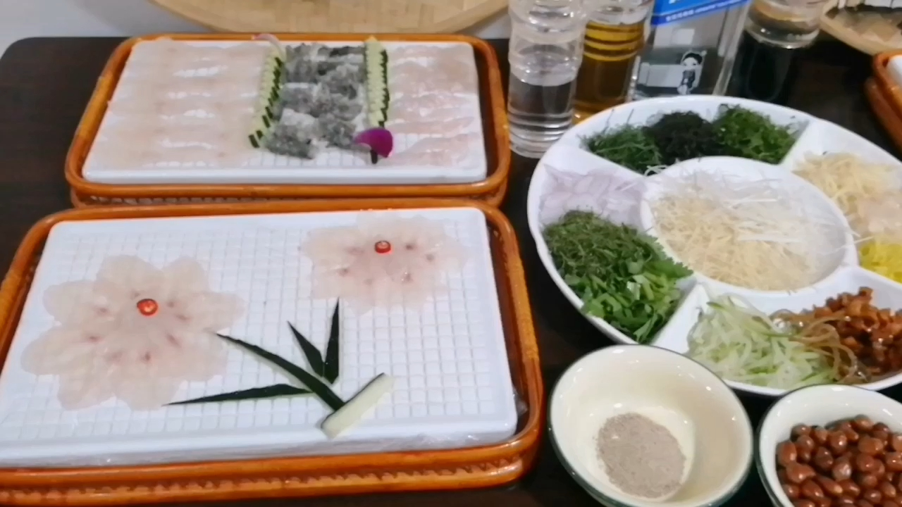 看着摆盘讲究的鱼生,肯定想吃啊 #嗨fun同城# 南宁人过夏至荔枝节,会选择吃横县鱼生,我