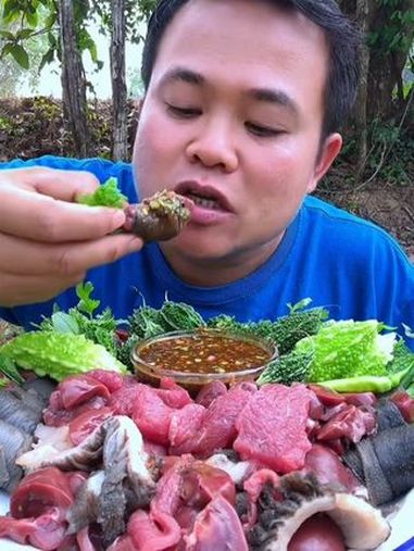 泰式蔬菜拼盘毛肚卷牛杂辣椒蘸水 泰国主播吃美食视频 泰国有哪些神奇美食 泰国生活 泰国大叔