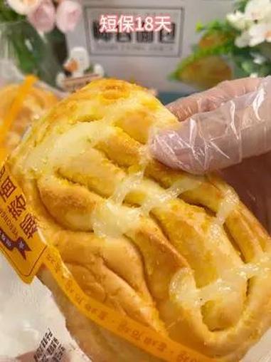 口感湿湿软软,这个椰蓉面包太哇塞了,当做早餐下午茶夜宵零食都可以TT 左烘右焙面包 大人小